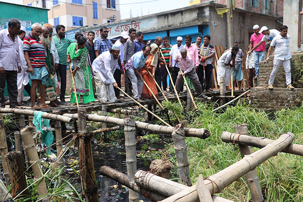 
রাজধানীতে স্বেচ্ছাশ্রমে দুই কিলোমিটার খাল পরিষ্কার
