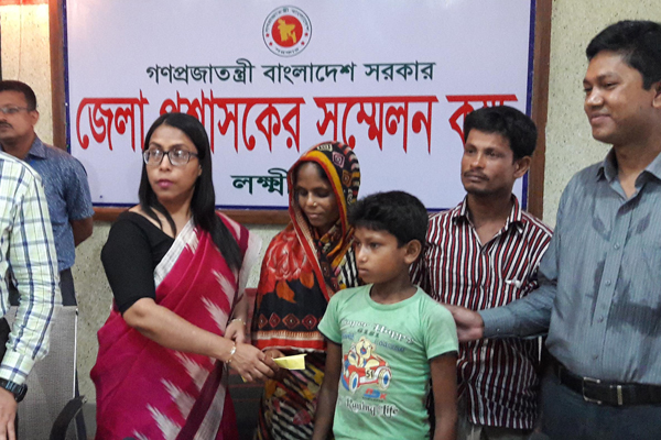 নির্যাতিত সেই শিশুর দায়িত্ব নিলেন লক্ষ্মীপুর জেলা প্রশাসক