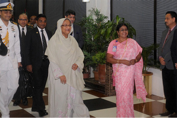 দেশে ফিরলেন প্রধানমন্ত্রী