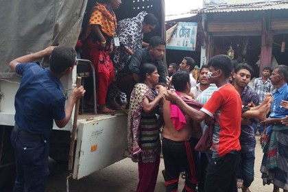 তীব্র তাপদাহে গাজীপুরে ৩ শতাধিক পোশাক শ্রমিক অসুস্থ 
