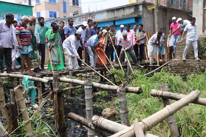 
রাজধানীতে স্বেচ্ছাশ্রমে দুই কিলোমিটার খাল পরিষ্কার
