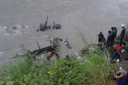 ভারতে তীর্থযাত্রী নিয়ে বাস নদীতে, নিহত ২২