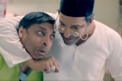 ধোঁকা দেওয়ায় শোয়েবের সঙ্গে ওয়াসিম আকরামের ধস্তাধস্তি!(ভিডিও)
