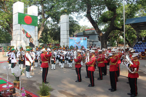 পেট্রাপোল-বেনাপোল সীমান্তে বিএসএফ-বিজিবি’র ব্যান্ড দলের কুচকাওয়াজ