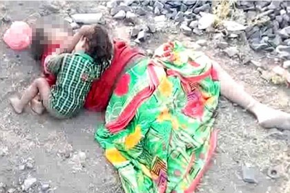 ট্রাজিক মুহূর্ত! মৃত মায়ের দুধ পান করছে ক্ষুধার্ত শিশু