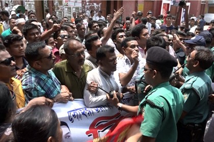 বরিশালে বিএনপি'র বিক্ষোভ মিছিলে পুলিশের বাধা
