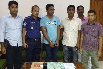 ডিসিকে ঘুষ দিতে গিয়ে টাকাসহ যুবক আটক