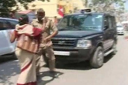 যোগীর গাড়ি আটকে প্রতিবাদ জানালেন নারী