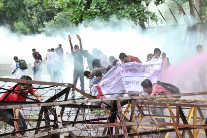 ভাস্কর্য সরানোর প্রতিবাদে বিক্ষোভ, পুলিশের সঙ্গে সংঘর্ষ