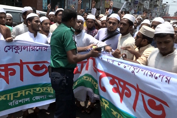 ভাস্কর্য অপসারণ ইস্যুতে বরিশালে মুখোমুখি ডান ও বামপন্থীরা