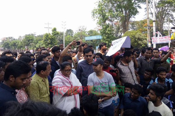 উপাচার্যের আশ্বাসেও রাস্তা ছাড়েনি জাবি শিক্ষার্থীরা, দুর্ভোগ চরমে