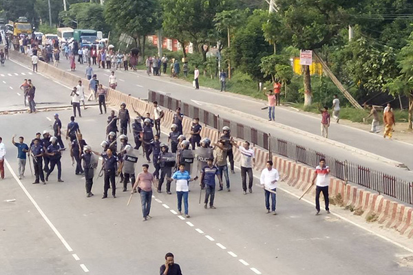 জাবি শিক্ষার্থীদের উপর পুলিশের লাঠিচার্জ