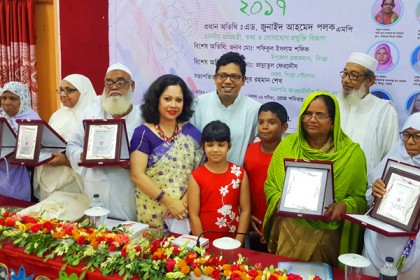 নাটোরে 'প্রজ্ঞাময়ী মা' সম্মাননা পেলেন ৮ মা 