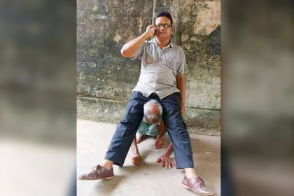 ফেসবুকে তোলপাড়, ছবিটি ফটোশপের কারসাজি বলে দাবি শিক্ষকের

