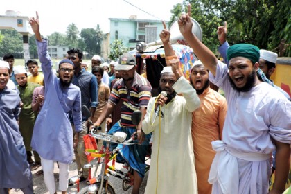 ভাস্কর্য অপসারণে বিক্ষোভকারীদের বিরুদ্ধে মাগুরায় বিক্ষোভ