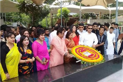 বঙ্গবন্ধুর প্রতিকৃতিতে চলচ্চিত্র শিল্পী সমিতির শ্রদ্ধা 