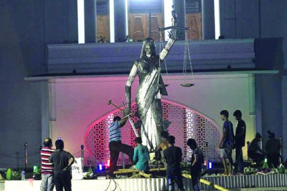 ভাস্কর্য সরানোর প্রতিবাদ; ১৪০ জনের বিরুদ্ধে মামলা