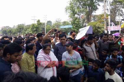 উপাচার্যের আশ্বাসেও রাস্তা ছাড়েনি জাবি শিক্ষার্থীরা, দুর্ভোগ চরমে
