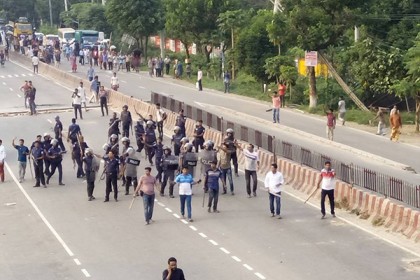 জাবি শিক্ষার্থীদের উপর পুলিশের লাঠিচার্জ