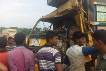বাগেরহাটে ট্রাকের চাপায় ২ ভ্যানচালক নিহত