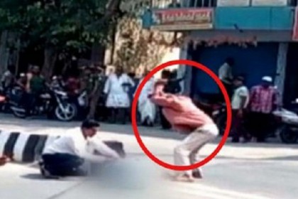 প্রকাশ্য দিবালোকে কুপিয়ে খুন, ছবি তোলার হিড়িক!