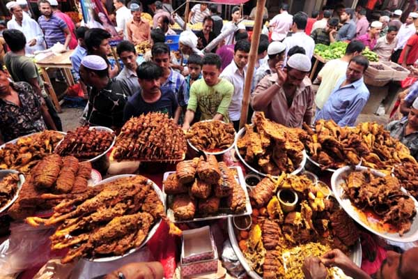 'বড় বাপের পোলায় খায়, ঠোঙা ভইরা লইয়া যায়'