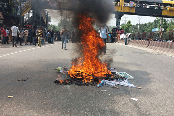 ৪ দফা দাবিতে জাবি উপাচার্যকে ৫ দিনের আল্টিমেটাম 