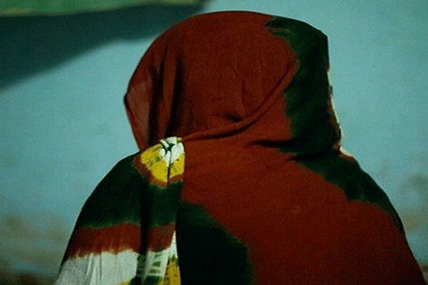 বিয়ের দাবিতে প্রেমিকের দোকানে প্রেমিকার অনশন