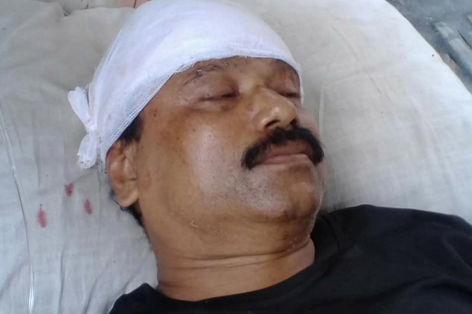পিরোজপুরে কলেজ শিক্ষককে কুপিয়ে জখম
