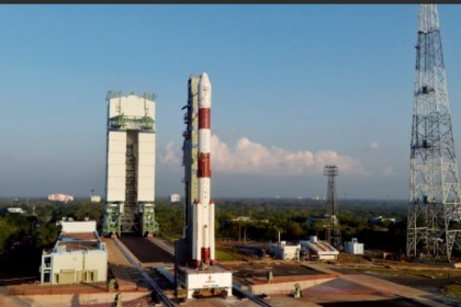 মহাকাশে মনুষ্যবাহী রকেট পাঠাচ্ছে ভারত, প্রথম নভোচারী 'নারী'