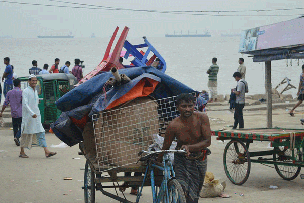 আঘাত হেনেছে ঘূর্ণিঝড় 'মোরা', লণ্ডভণ্ড উপকূল