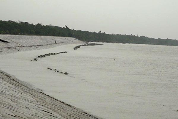 লক্ষ্মীপুরে ঝুঁকি নিয়েও নদীতে মাছ ধরছেন জেলেরা
