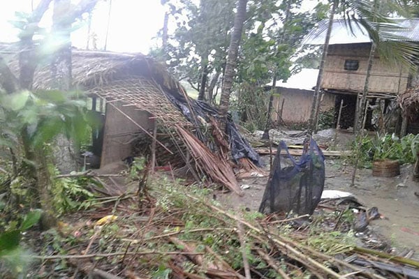 লামায় মোরা'র আঘাতে ৩ সহাস্রাধিক ঘরবাড়ি বিধ্বস্ত, নিহত ১