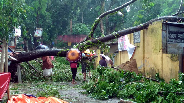 ঘূর্ণিঝড় 'মোরা'র আঘাতে রাঙামাটিতে বাড়িঘর বিধ্বস্ত, নিহত ২