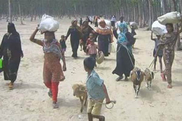নিরাপদ আশ্রয়ে ছুটছে উপকূলের মানুষ