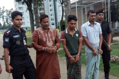 সিরাজগঞ্জে অস্ত্রসহ তিন ডাকাত গ্রেফতার