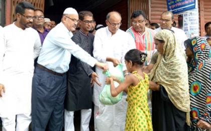 জিয়ার মৃত্যুবার্ষিকীতে নারায়ণগঞ্জ জেলা বিএনপি'র ইফতার সামগ্রী বিতরণ