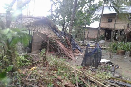 লামায় মোরা'র আঘাতে ৩ সহাস্রাধিক ঘরবাড়ি বিধ্বস্ত, নিহত ১