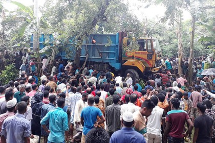 ঠাকুরগাঁওয়ে সড়ক দুর্ঘটনায় নিহত ২, আহত ৮
