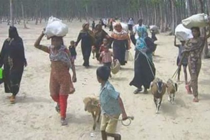 নিরাপদ আশ্রয়ে ছুটছে উপকূলের মানুষ