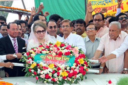 জিয়ার সমাধিতে খালেদার শ্রদ্ধা
