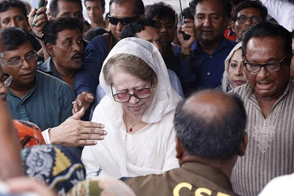 এফডিসিতে খালেদা জিয়ার শাড়ি ও খাদ্য উপকরণ বিতরণ 