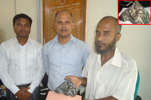 দিনাজপুরে কষ্টি পাথরের মূর্তি হস্তান্তর