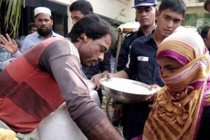 সেন্টমার্টিনে ত্রাণ ও চিকিৎসা সেবা শুরু করেছে নৌবাহিনী
