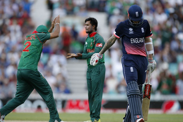 হেলসকে ফিরিয়ে ম্যাচে ফিরলো বাংলাদেশ