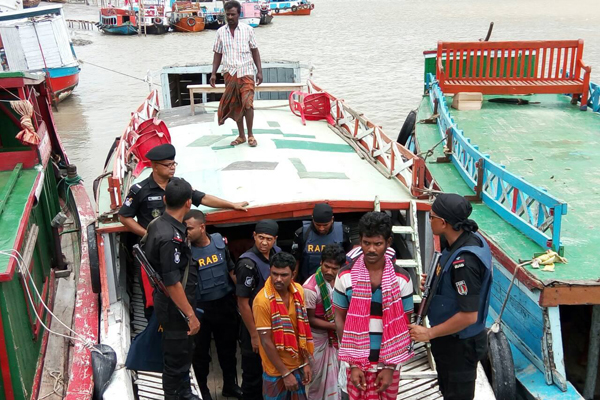 বাগেরহাটে বাহিনী প্রধানসহ ৫ বনদস্যু আটক