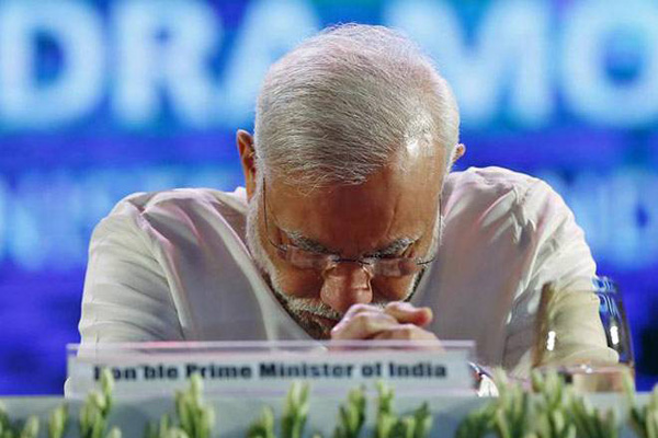 নোট বাতিলে ধাক্কা অর্থনীতিতে, মোদি সরকারকে তোপ রাহুল-মমতার 