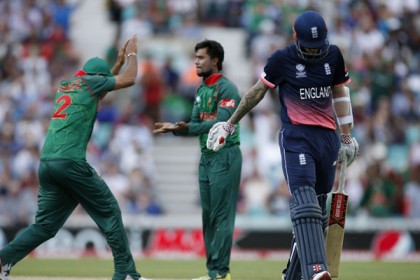 হেলসকে ফিরিয়ে ম্যাচে ফিরলো বাংলাদেশ