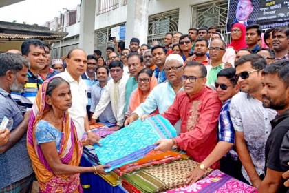 বগুড়ায় দুস্থদের মাঝে শাড়ি ও লুঙ্গি বিতরণ
