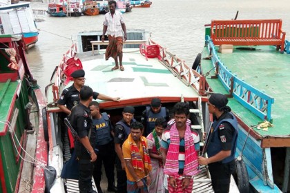 বাগেরহাটে বাহিনী প্রধানসহ ৫ বনদস্যু আটক